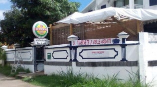 La Taverne de la vieille marmite - La façade du restaurant avec la terrasse 
