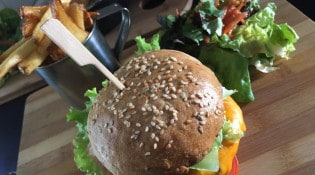 Café Moutarde - Une assiette burger