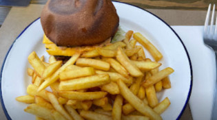 Ship and Castle - Un burger, frites