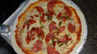 camion pizzas - une pizza chorizo avant cuisson