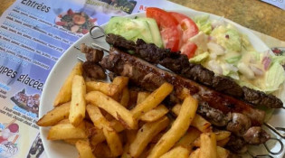 Chez Tonton Arthur - Brochettes avec frites et salade