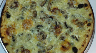 Dolce Pizza - La pizza: crème fraîche, roquefort, chèvre, chorizo, champignons et emmental râpé.....