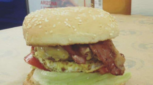 Friterie de la poste - Un burger