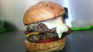 Home Burger - Burger double steack, bacon, Saint Nectaire, cheddar, tomate et sauce maison