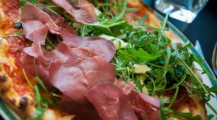 La Minitalie -  la bresaola et parmesan, pizza à base roquette