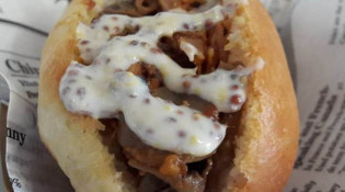 Le Bistronomade - Hot-dog d'effiloché de porc, miel, romarin et champignons, sauce au miel!