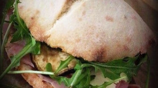 Le camion à pizza - Un sandwich puccia