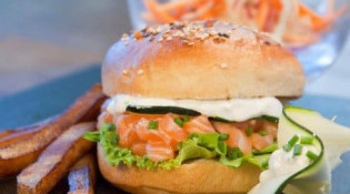 Le Gourmet Vagabond - Un burger au saumon