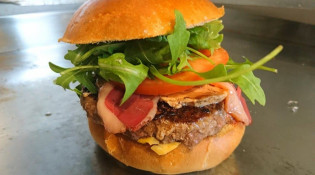 Le p'ti bar à frites - un burger