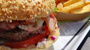 Le Truck du Coin - Burger à la poitrine et au fromage de chèvre