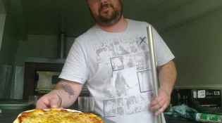 Louisy Pizza - Le chef et son pizza