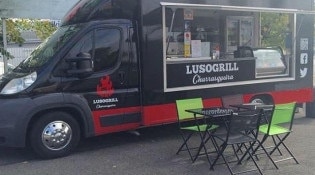 Lusogrill Churrasqueira - Le food truck avec la terrasse