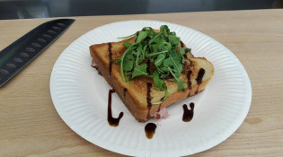 Organic Food Croque - Un croque jambon avec du fromage et des rondelles de tomates