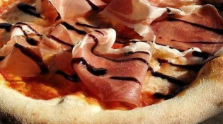 Pizz' à Bus - La pizza sauce tomate, mozzarella de bufflonne campana, jambon de Saint-Daniel, crème de balsamique