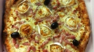 Pizza Bella - Une pizza crème fraîche ,mozzarelle ,lardons,chèvre