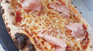Pizza In Movimento - Une marzo : base tomate, mozzarella, scarmoza fumée, mortadelle pistaché