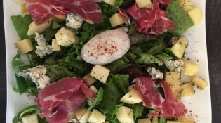 S'Tartes & Go - La salade, jambon de Bayonne, bleu, pomme et œuf poché