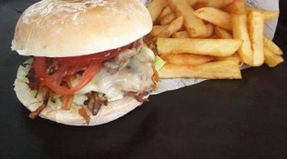 Street Food Burgers - Un burger et frites 