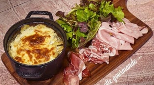 Baïla Pizza - La cocotte Gourmande gratinée au four à bois