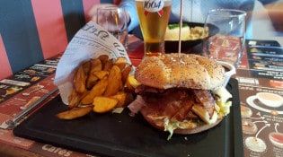 La Casa - Bacon Cheese Mountain Burger