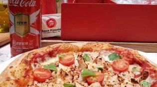 Pizza hut - Une pizza en salle