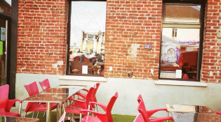 La Fin de la Faim - Vue de l extérieur avec terrasse l'ete